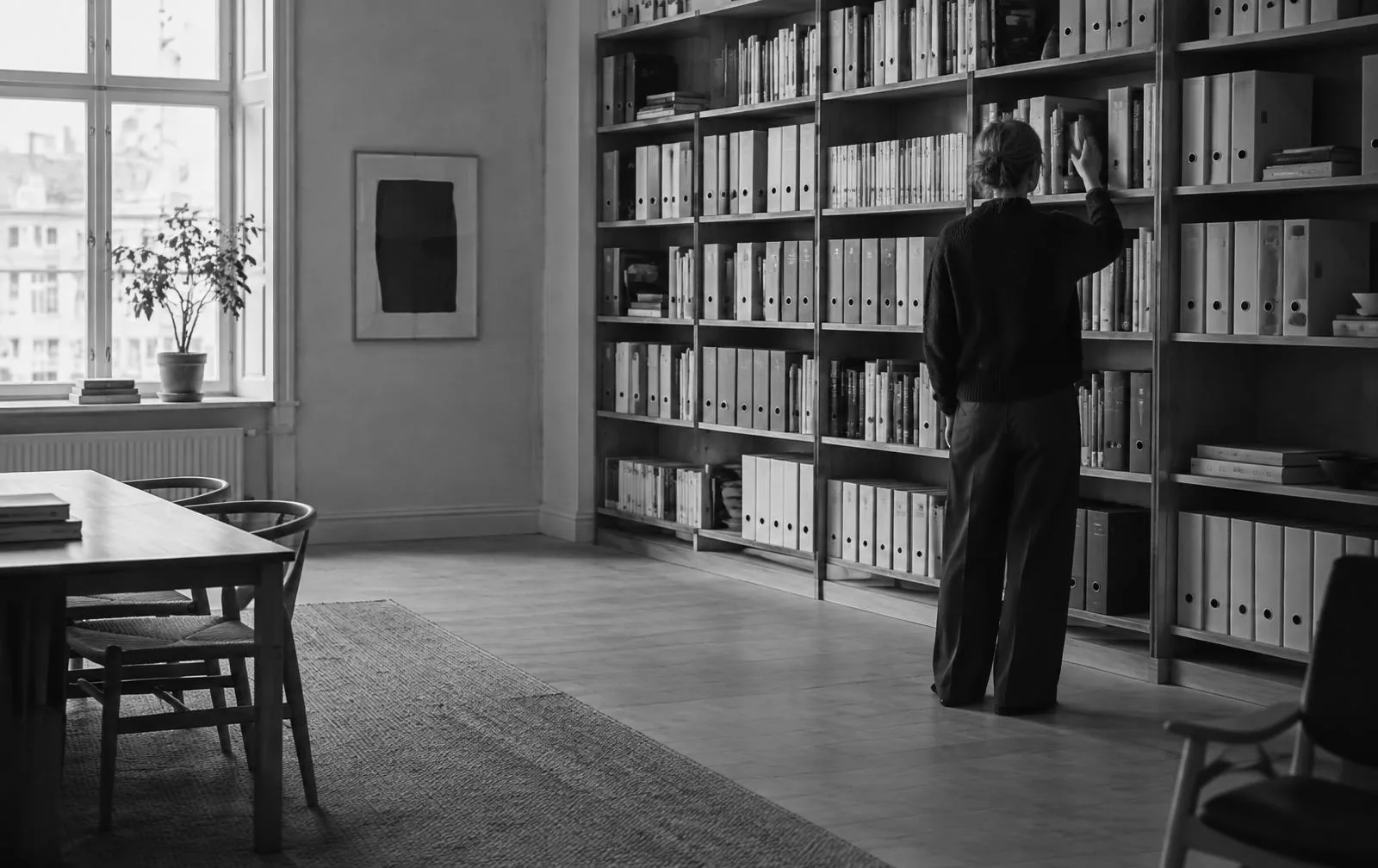 Sort-hvidt arkivrum som billede på struktur, indhold og autoritet i SEO